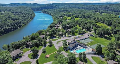 Welcome to Lakeside Oasis – A Lakeside Getaway