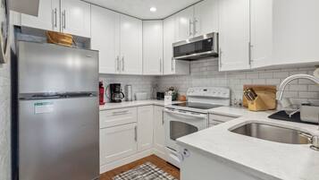 冰箱、微波炉、烤箱、炉灶