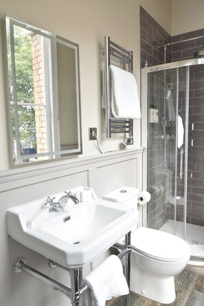 Dobbeltrom – standard | Bad | Separat badekar og dusj, badekåper, tøfler og såpe