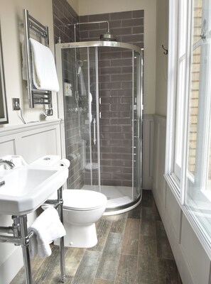 Standard Double Room | Bathroom | Separate tub and shower, bathrobes, slippers, soap - Yorkshire Grey Pub & Rooms (London)