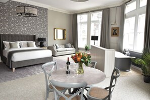 Studio Suite Standar | Brankas, meja kerja, setrika/meja setrika, dan tempat tidur bayi gratis