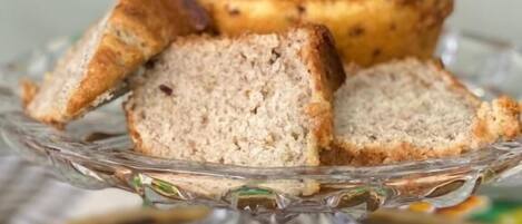 Ein Kuchen mit Erdbeeren, präsentiert auf einem Glasfuß.