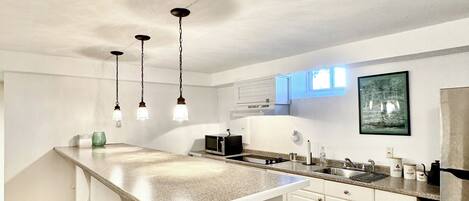 Kjøleskap, mikrobølgeovn, kokeplater og kjøkkenutstyr