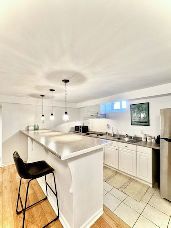 Fridge, microwave, stovetop, cookware/dishes/utensils. Zen, Spacious & Comfy 2 bed, Lux beds