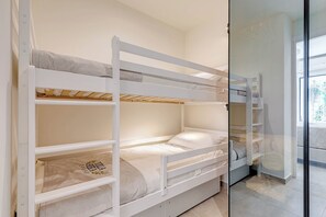 5 habitaciones, caja de seguridad en la habitación y escritorio