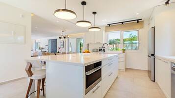 雪櫃、微波爐、焗爐、爐具