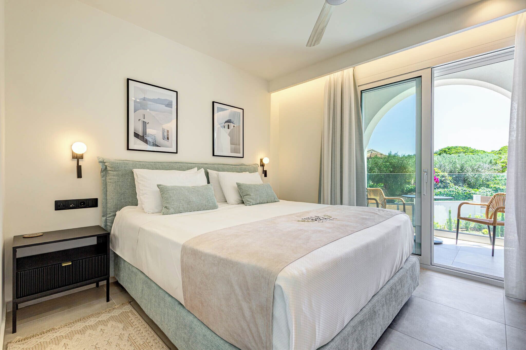 5 makuuhuonetta, tallelokero huoneessa, työpöytä, silitysrauta/-lauta