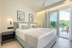 5 makuuhuonetta, tallelokero huoneessa, työpöytä, silitysrauta/-lauta