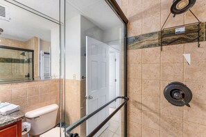 Een haardroger, handdoeken