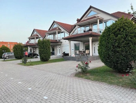 Exterior. Vizbeg Inn