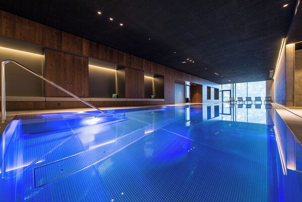 Una piscina cubierta, una piscina climatizada
