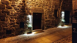 A stone building with a narrow entrance and a small window. - a beautiful 22 m2 studio flat (Sortelha)