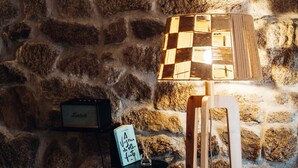 A stone wall with a radio, a book, and a lamp. - a beautiful 22 m2 studio flat (Sortelha)