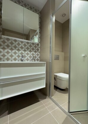 シャワー、ヘアドライヤー、タオル、石鹸