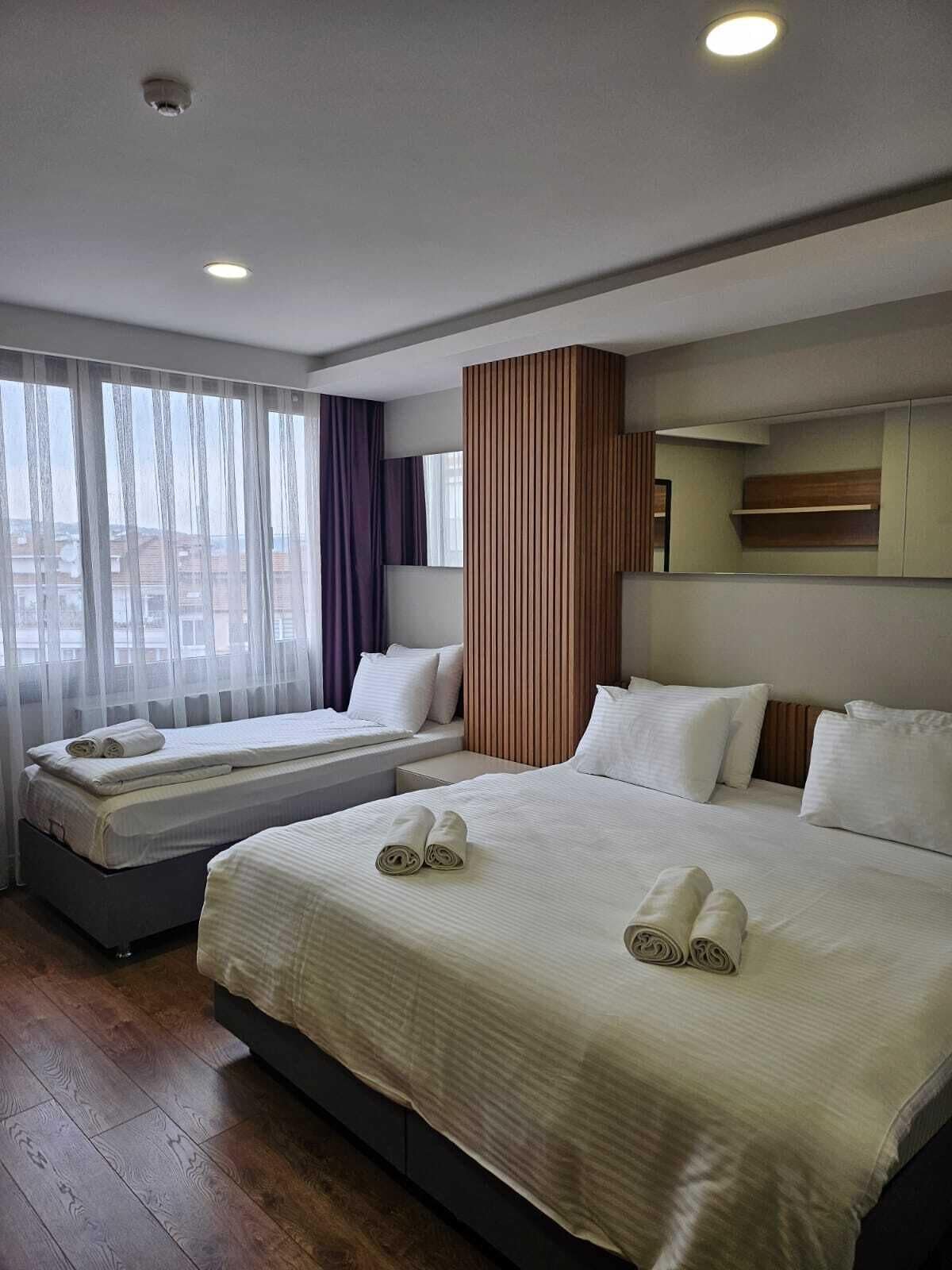 Tremannsrom – familie, sjøutsikt | Skrivebord for bærbar PC, wi-fi (inkludert) og sengetøy