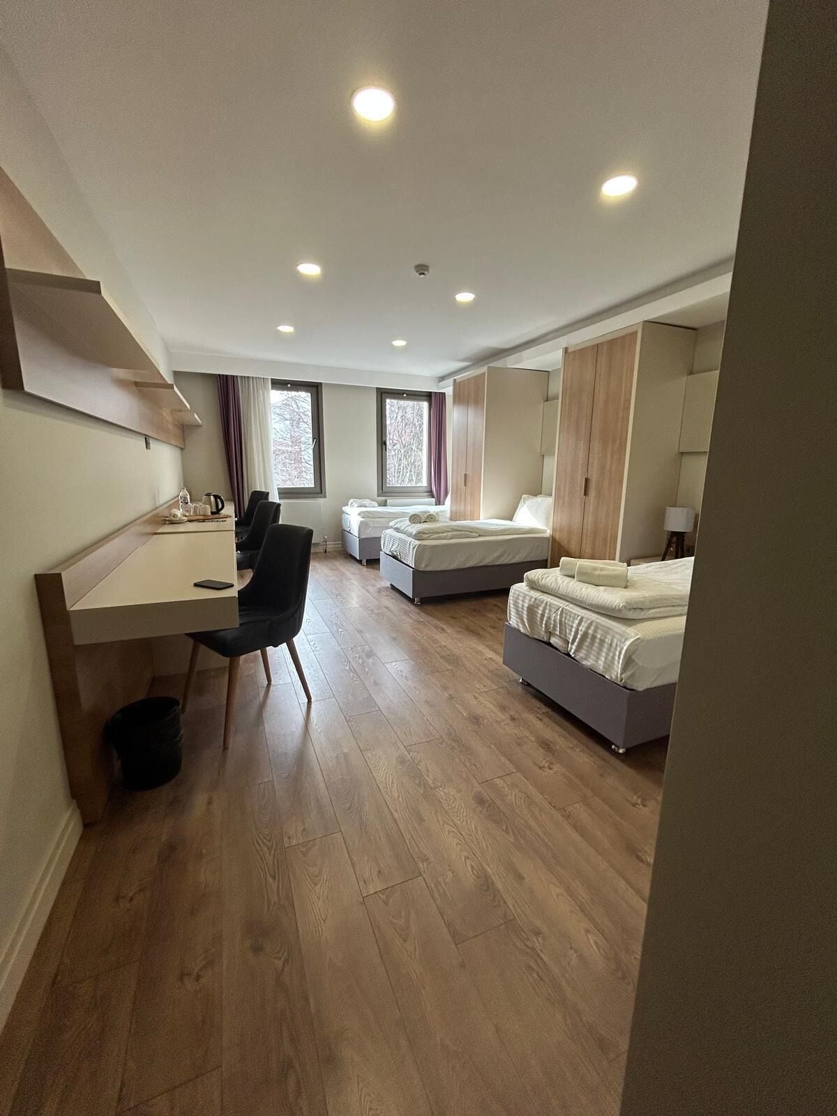 Tremannsrom – standard, hageutsikt | Skrivebord for bærbar PC, wi-fi (inkludert) og sengetøy