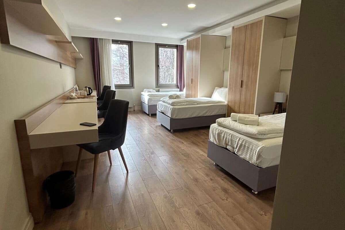 Tremannsrom – standard, hageutsikt | Skrivebord for bærbar PC, wi-fi (inkludert) og sengetøy