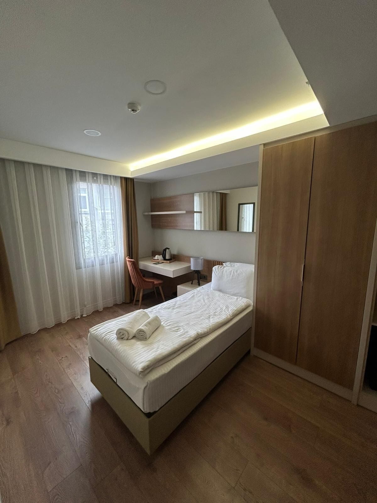 Skrivebord for bærbar PC, wi-fi (inkludert) og sengetøy