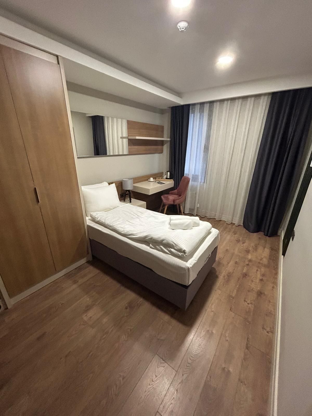 Economy Single Room, Women Only | Schreibtisch, laptopgeeigneter Arbeitsplatz, kostenloses WLAN