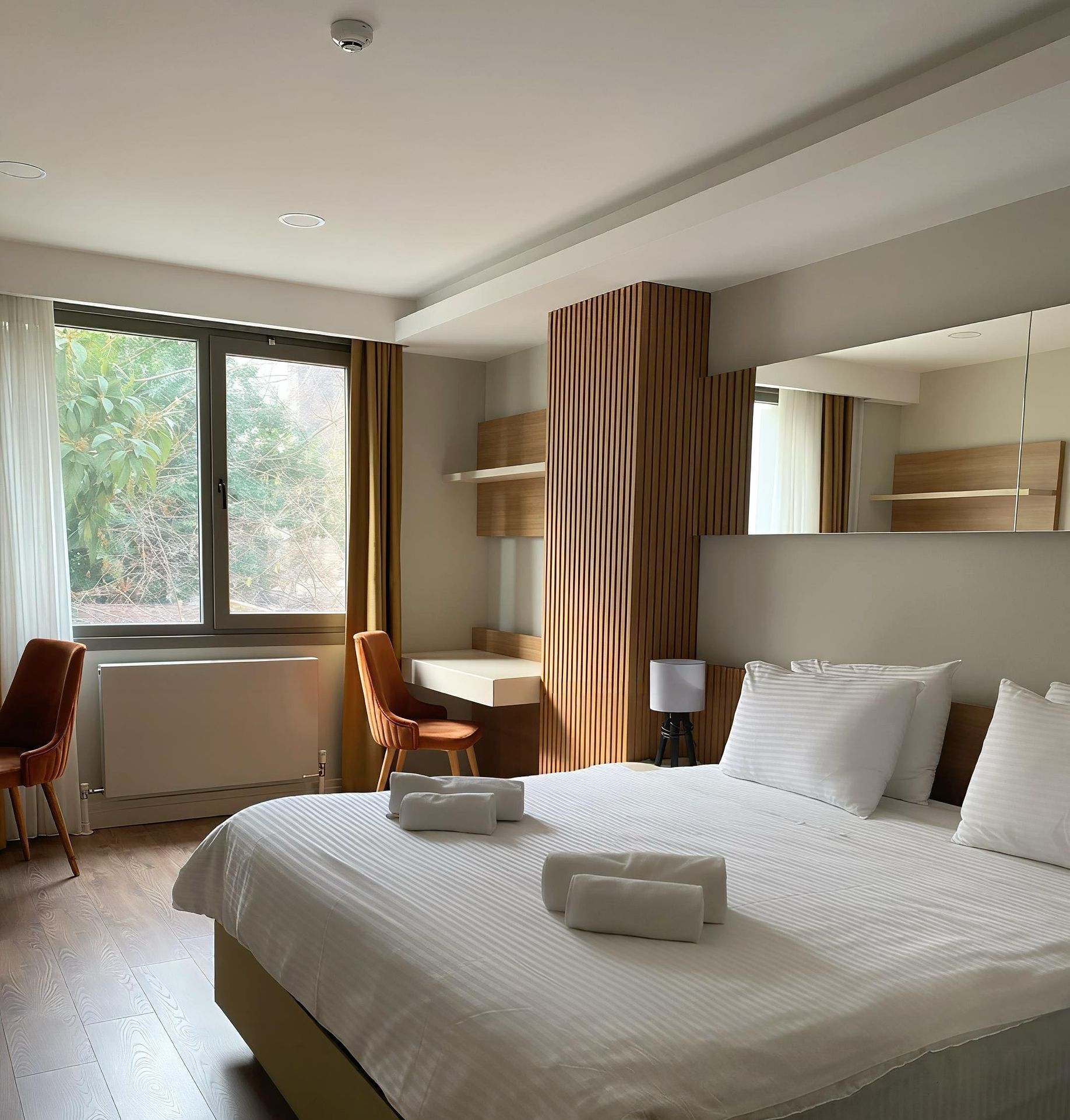 Habitación triple familiar | Espacio para trabajar con un portátil, wifi gratis, ropa de cama