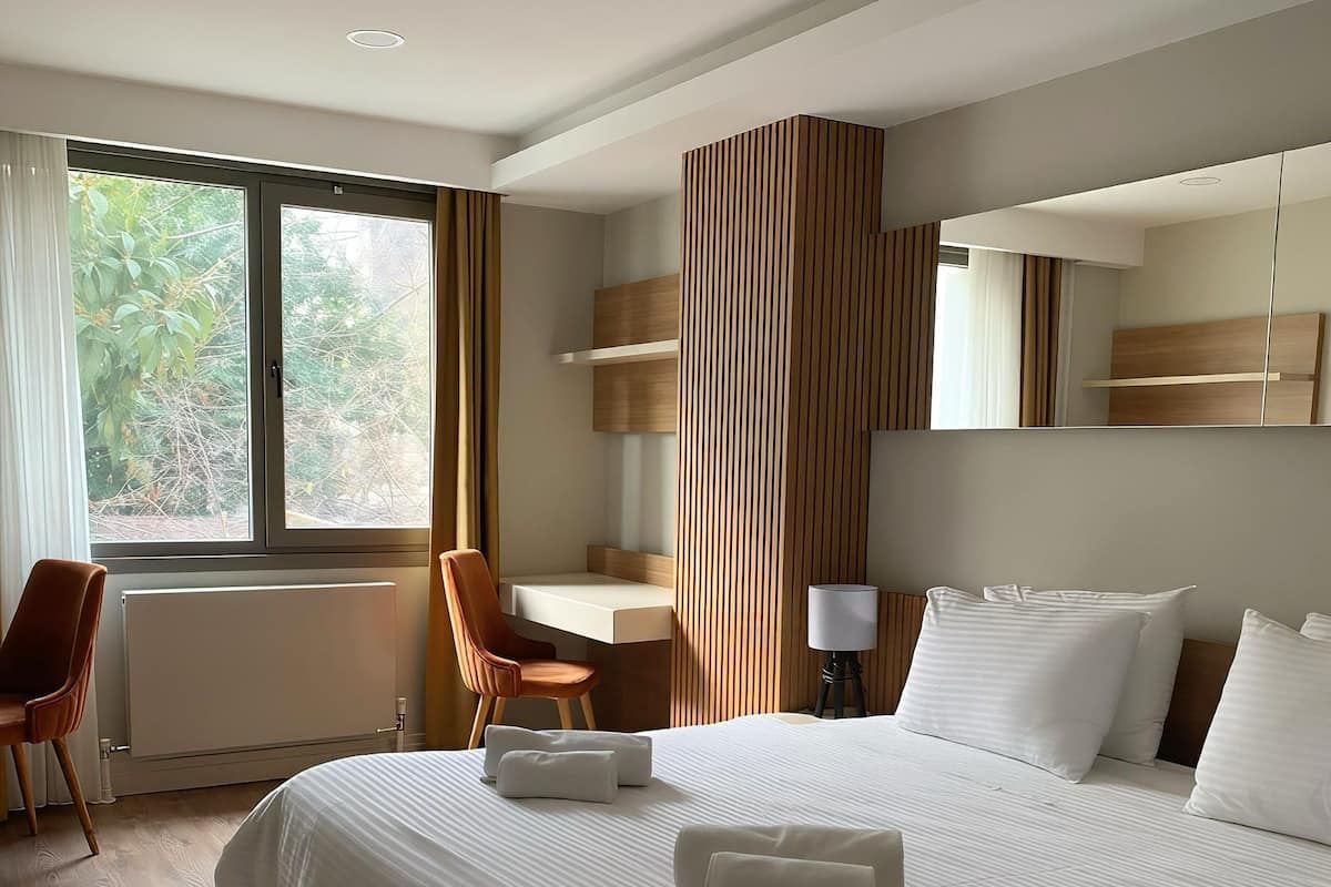 Tremannsrom – familie | Skrivebord for bærbar PC, wi-fi (inkludert) og sengetøy