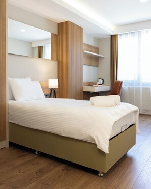 デスク、ノートパソコン用作業スペース、WiFi (無料)、ベッドシーツ