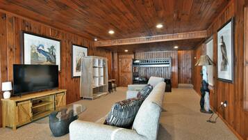 House, Multiple Beds, Jetted Tub (Spruce Haven) | Interior