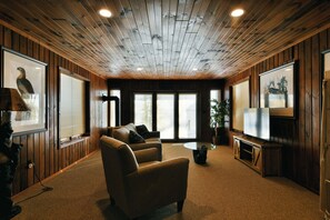 Hus, flere senger, massasjebadekar (Spruce Haven) | Oppholdsområde | En 42-tommers Flatskjerm-TV med digitale kanaler samt peis