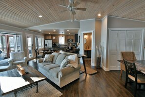 Casa, várias camas, banheira de hidromassagem (Spruce Haven) | Área de estar | TV de tela plana 42 polegadas com canais digitais, lareira