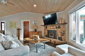 Hus, flere senger, massasjebadekar (Spruce Haven) | Oppholdsområde | En 42-tommers Flatskjerm-TV med digitale kanaler samt peis