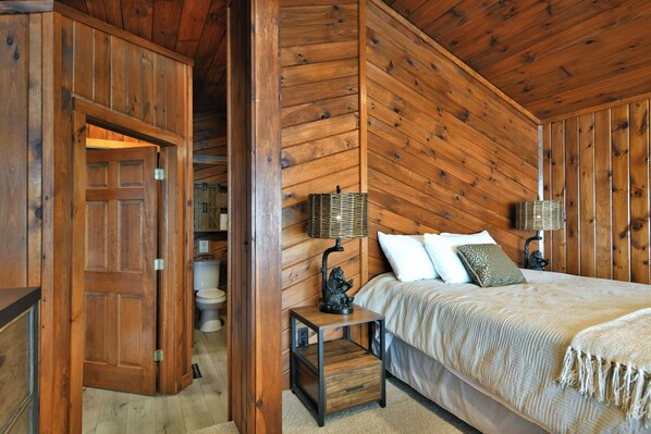 Casa, várias camas, banheira de hidromassagem (Spruce Haven) | 3 quartos, individualmente decorados, individualmente mobiliados