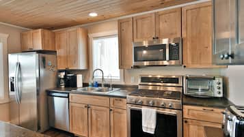House, Multiple Beds, Jetted Tub (Spruce Haven) | Private kitchen | Fridge, microwave, oven, stovetop
