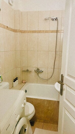 Umweltfreundliche Kosmetikartikel, Haartrockner, Handtücher, Seife