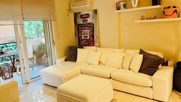 Smart-TV, Bücher, Stereoanlage, Computerbildschirme