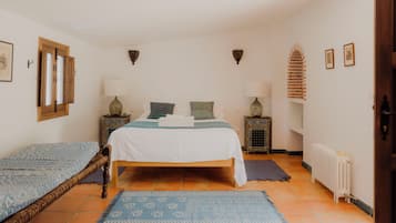 6 habitaciones, escritorio, tabla de planchar con plancha y wifi