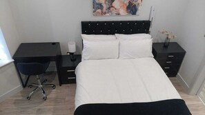 1 quarto, escrivaninha, ferros/tábuas de passar roupa, roupa de cama