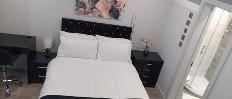 1 chambre, bureau, fer et planche à repasser, draps fournis