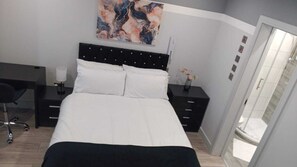 1 soverom, skrivebord, strykejern/-brett og sengetøy