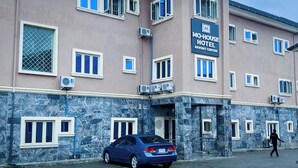 A hotel with a sign reading "MO-HOUSE HOTEL & EVENT CENTER". - Mo-House Hotels and Events Centre (Abuja)