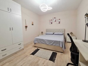 1 slaapkamer, een strijkplank/strijkijzer, wifi, beddengoed