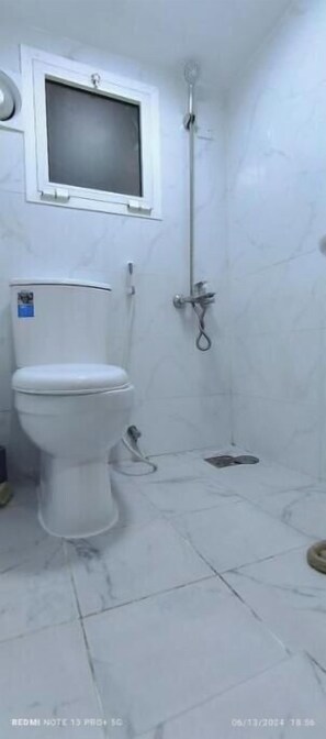 Regadera, secadora de cabello, toallas, jabón 