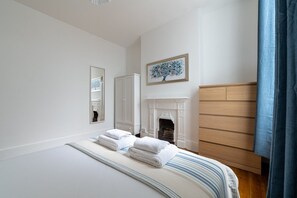3 bedrooms, desk, iron/ironing board, internet