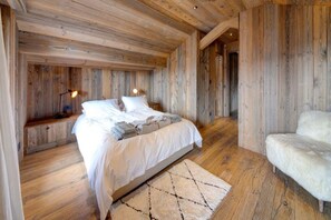 5 quartos, escrivaninha, ferros/tábuas de passar roupa, berço de viagem