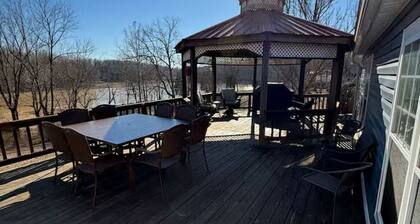 Lake Front charming 3-bedroom house, at Rough River Lake.