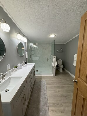 Regadera, toallas, papel de baño