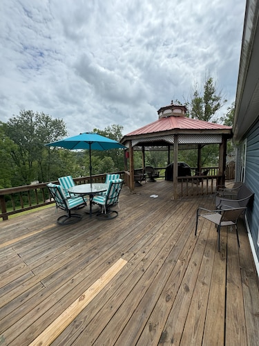 Lake Front charming 3-bedroom house, at Rough River Lake.