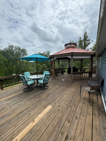 Lake Front charming 3-bedroom house, at Rough River Lake.