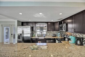 Fridge, microwave, oven, stovetop - Waterfront | Pool | Game Room (Fort Lauderdale)