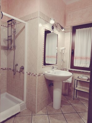 Regadera, secadora de cabello, bidet, toallas