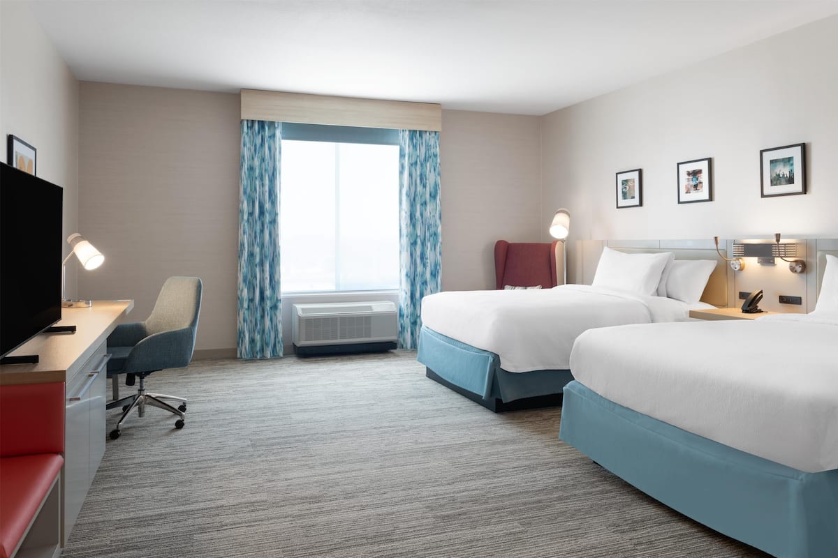 โต๊ะทำงาน, พื้นที่ทำงานแบบใช้แล็ปท็อป, เตารีด/โต๊ะรีดผ้า, ผ้าปูที่นอน